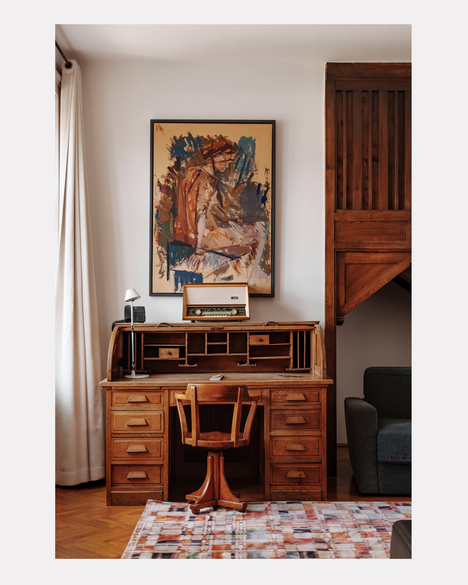 Suite de l'hôtel Altstadt Vienna : secrétaire en bois, tableau et tapis coloré