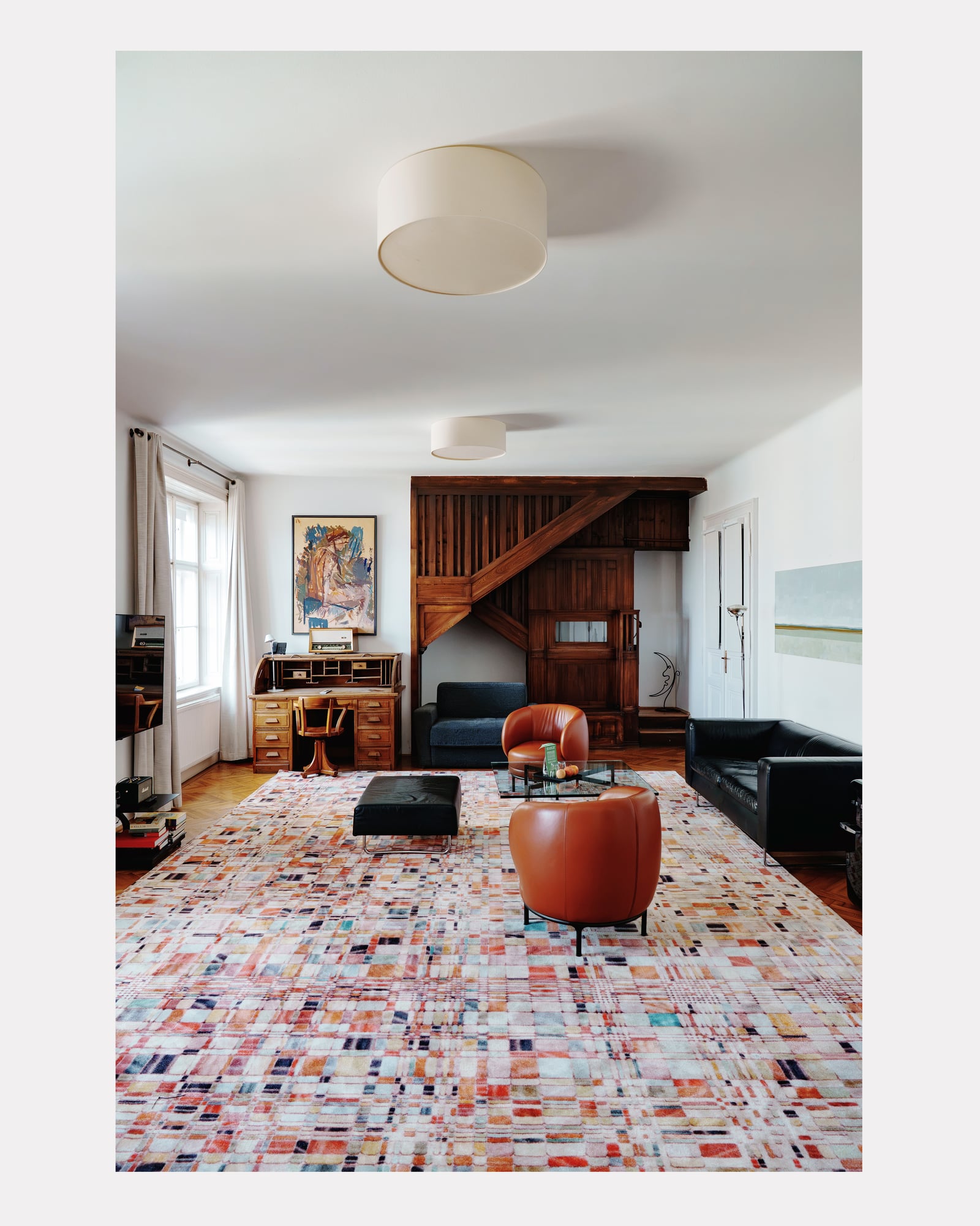 Grande suite lumineuse avec escalier en bois et tapis multicolore, hôtel Altstadt Vienna