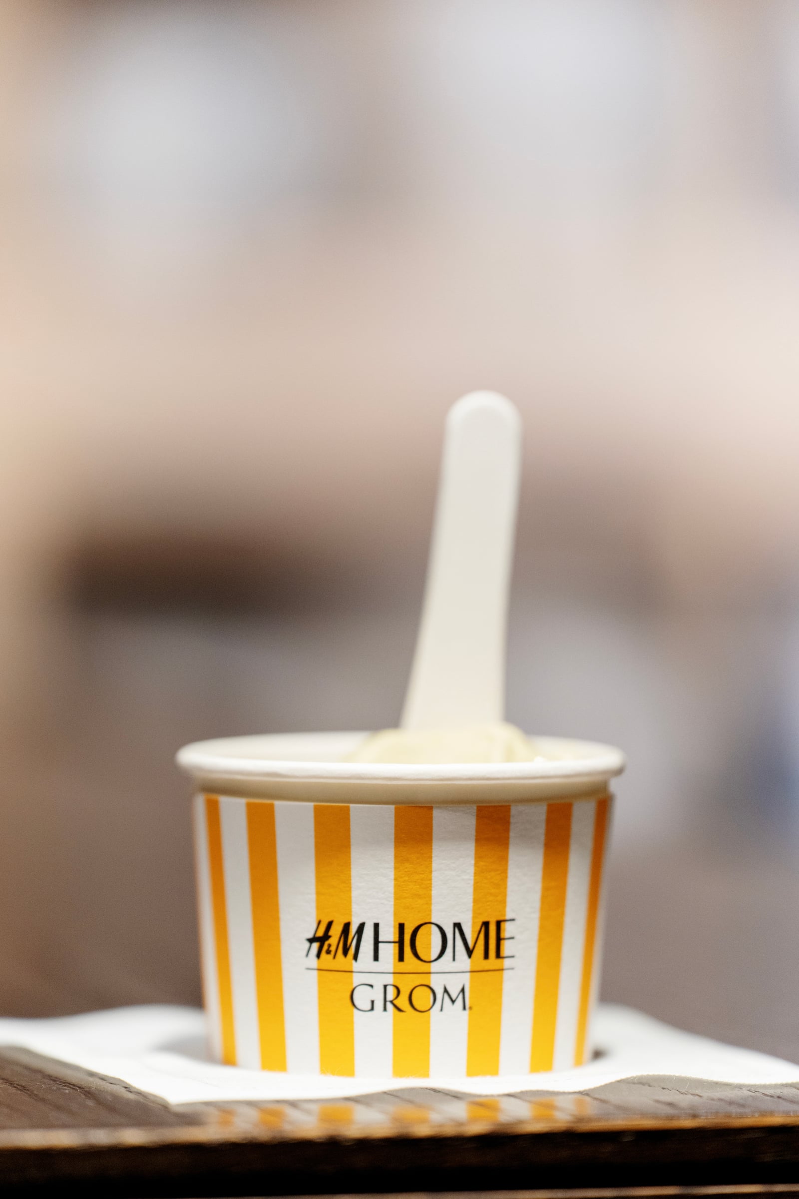 Pot de glace Grom à rayures jaunes estampillé H&M Home