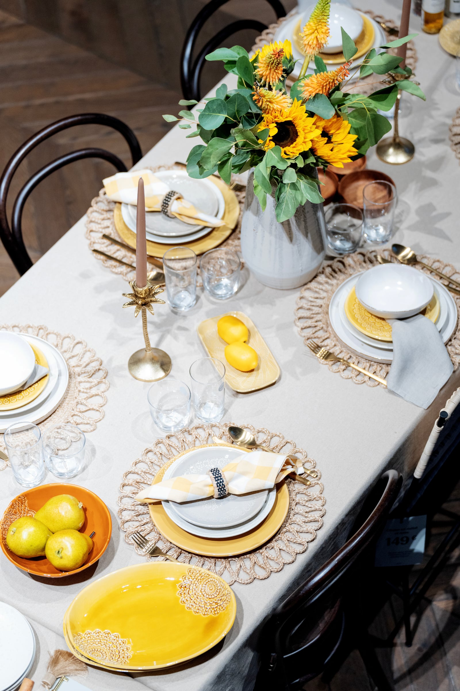 Table dressée avec tournesols, citrons et assiettes jaunes, événement H&M Home