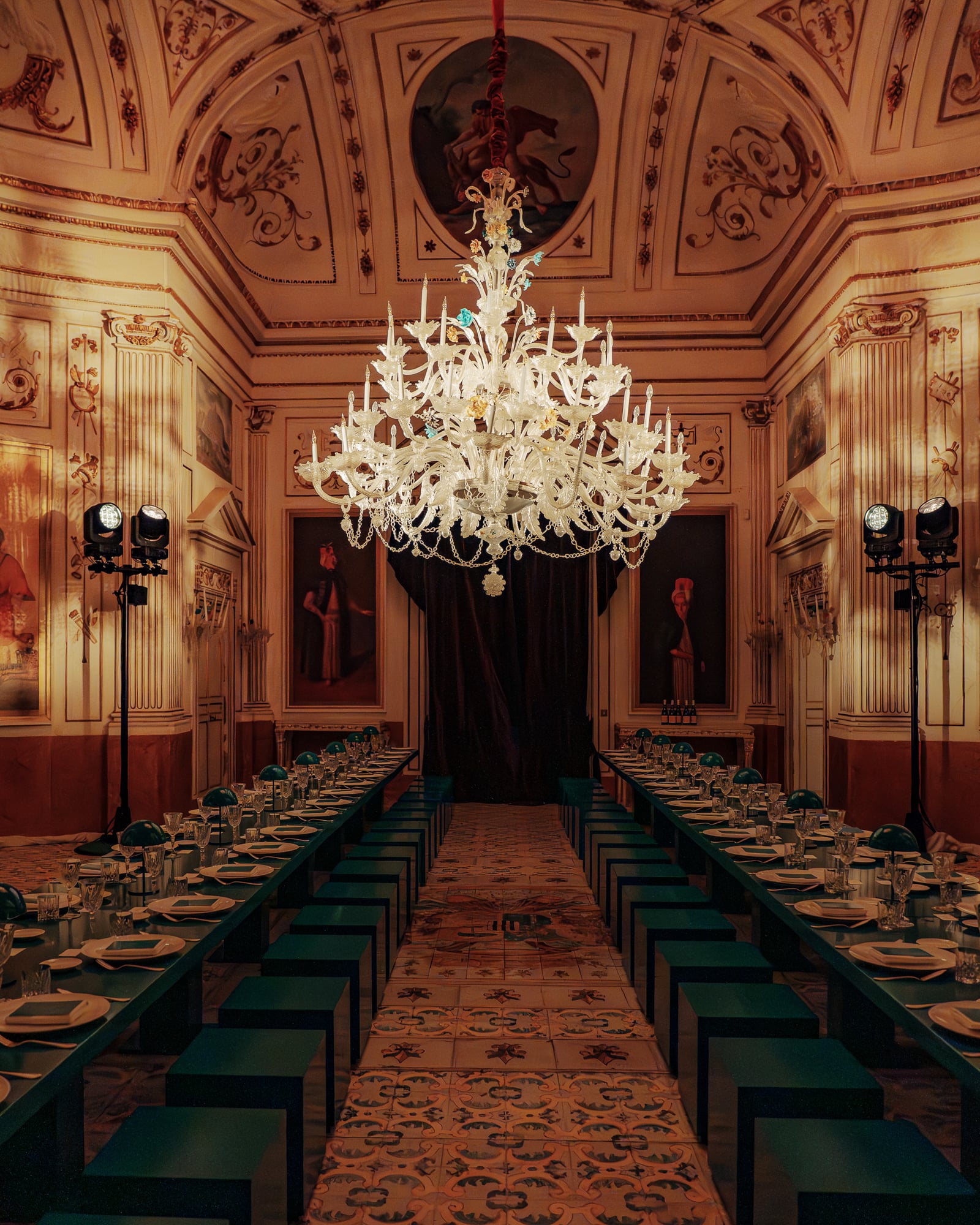Grand lustre blanc au-dessus des tables vertes dans un salon baroque, dîner de gala à Palerme
